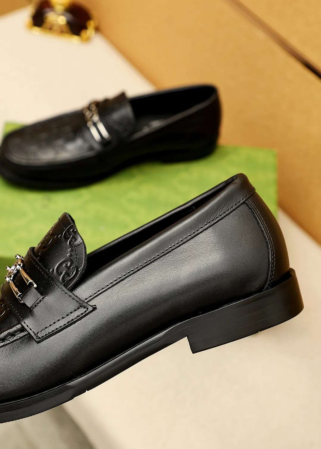 Men's shoes 💰480 💐 Product trademark: GUCCI "Gucci" casual leather shoes Regular size: 38-44 (45.46🉑️customized) Product materials: Selected imported first-layer calfskin embossed upper + luxury hardware buckle, imported water-dyed cowhide leather lining. Strong three-dimensional visual effect, original outsole color: 2 colors available